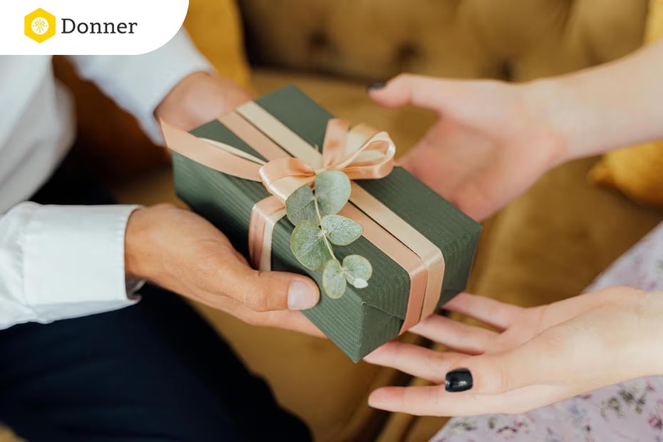 Món quà tặng đồng nghiệp nữ: Chọn sao cho tinh tế và phù hợp?