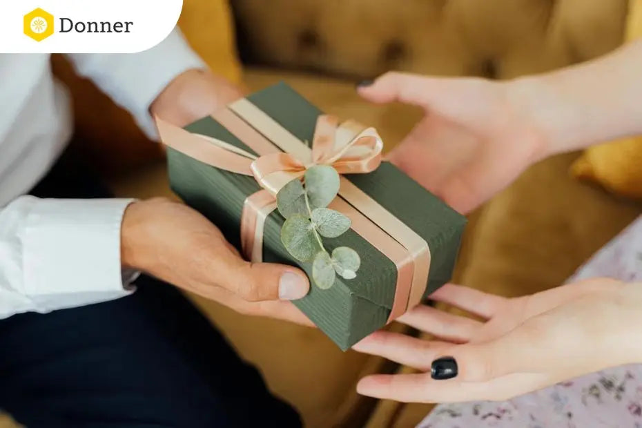 Món quà tặng đồng nghiệp nữ: Chọn sao cho tinh tế và phù hợp?